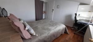 En eller flere senge i et værelse på Maison tout confort 6 personnes - 3 chambres -