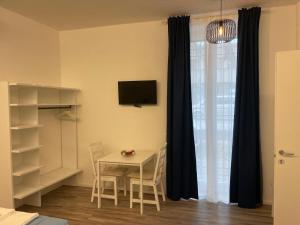 een eetkamer met een tafel en stoelen en een raam bij La Casa Sul Viale in Iesi