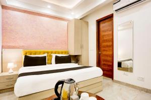 En eller flere senge i et værelse på Super Townhouse Eden Garden Zirakpur