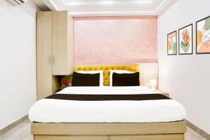En eller flere senge i et værelse på Super Townhouse Eden Garden Zirakpur