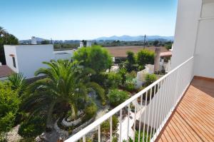 a balcony with a view of a yard at Apartamentos Casa Franziska in Talamanca