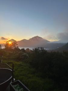een zonsondergang met uitzicht op een berg bij 7 Dreams Glamping #5 in Kubupenlokan