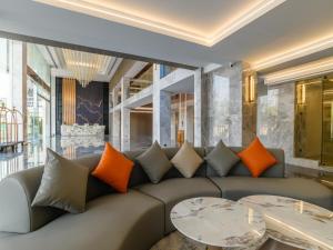 un salon avec un canapé et une table dans l'établissement 酒店MARQUIS HOTEl, à Ban Bang Toei (1)