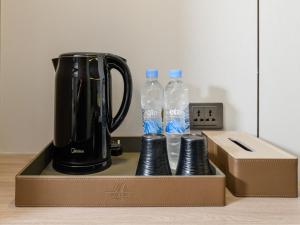 een zwarte blender die in een doos naast laarzen staat bij HuiKe MARITZTLE HOTEL in Ban Bang Toei (1)