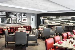 een restaurant met tafels en stoelen en een bar bij Marin Hilltop Hotel in San Rafael