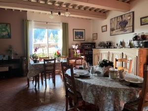 een eetkamer met een tafel en stoelen en een kamer met een tafel bij Villa Lumières in Goult