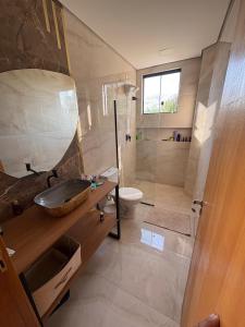 une salle de bains avec lavabo, toilettes et douche dans l'établissement Il laghetto di Lorenzo, à Contagem