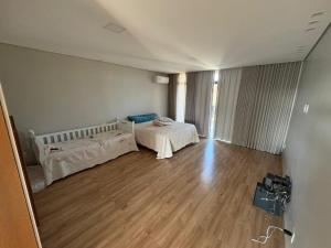 une chambre avec un lit et un parquet dans l'établissement Il laghetto di Lorenzo, à Contagem