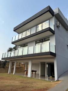 un grand bâtiment avec une table en face dans l'établissement Il laghetto di Lorenzo, à Contagem 12 autres photos