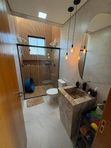 une salle de bains avec lavabo, toilettes et douche dans l'établissement Il laghetto di Lorenzo, à Contagem