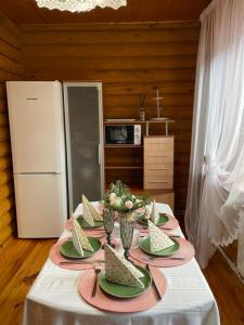 een tafel met een bord sandwiches erop bij Еко котедж Яблуницька троянда in Yablunytsia