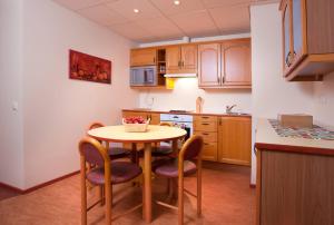 una cucina con tavolo e sedie in una stanza di TallinnHousing Old Town Homes - 1 BDR Apartment in Vene a Tallinn