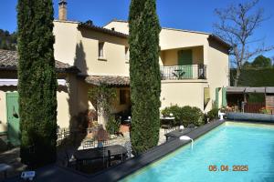 een villa met zwembad voor een huis bij Villa Lumières in Goult