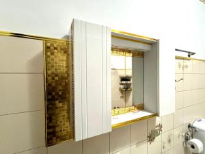 een badkamer met een spiegel en een raam bij Al glicine in Lovere +38 foto's