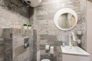 een badkamer met een wastafel en een spiegel bij Dany's Apartments in Varna