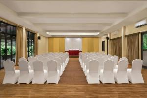 Et opholdsområde på Blue Ocean The Fern Resort & Spa Ganpatipule, Series by Marriott + 119 billeder