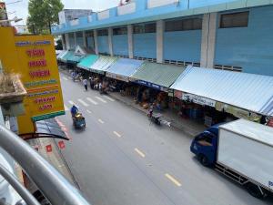 eine Draufsicht auf eine Straße mit einem Markt in der Unterkunft Khách sạn K-Trang APARTMENT in Cần Thơ
