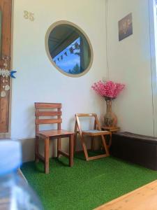 een kamer met een tafel, een stoel en een spiegel bij มินิฮาร์ท เฮาส์บีช Mini Heart House Beach in Ban Chak Phai