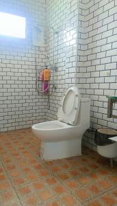 een badkamer met een toilet met de bril omhoog bij มินิฮาร์ท เฮาส์บีช Mini Heart House Beach in Ban Chak Phai