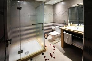 a bathroom with a shower and a toilet and a sink at Bellington Appart Hôtel in Saïdia