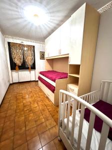 een slaapkamer met 2 stapelbedden en een trap bij Al glicine in Lovere