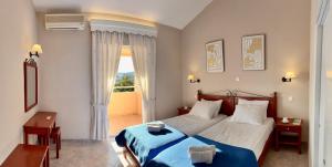 een hotelkamer met een bed en een raam bij Penelope Apartment Hotel in Dassia +123 foto's