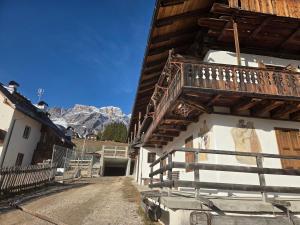 een gebouw met een balkon aan de zijkant bij Meleres 11 in Cortina dʼAmpezzo