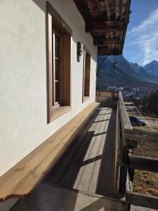 een veranda van een huis met uitzicht op de bergen bij Meleres 11 in Cortina dʼAmpezzo