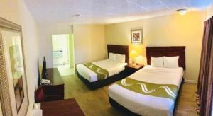 Giường trong phòng chung tại Niagara Best Inn