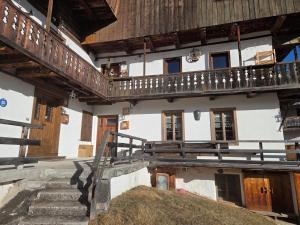 een extern uitzicht op een gebouw met een trap en een balkon bij Meleres 11 in Cortina dʼAmpezzo