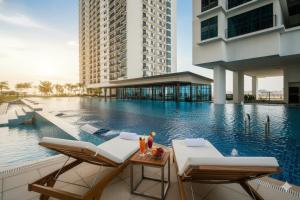 Swimmingpoolen hos eller tæt på Modern Seaview 2BR Duplex High Floor Heart of George Town 73A