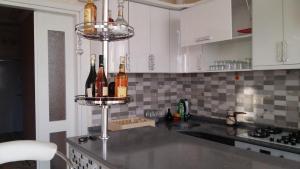 una cocina con botellas de vino en una barra en Apartment Shory, en Batumi