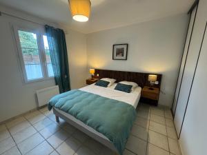 een slaapkamer met een bed en een raam bij Paradiles in Dolus d'Oléron +50 foto's