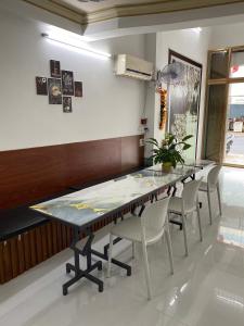 ein Esszimmer mit Tisch und Stühlen in der Unterkunft Khách sạn K-Trang APARTMENT in Cần Thơ