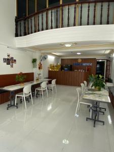 eine Lobby mit Tisch und Stühlen und einer Treppe in der Unterkunft Khách sạn K-Trang APARTMENT in Cần Thơ