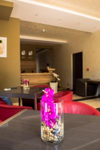 Uma área de estar em Hotel Calipso Hotel