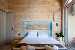 En eller flere senge i et værelse på Lenico Beachfront Suites