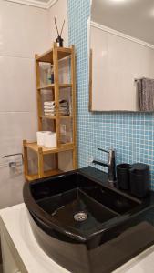 Et badeværelse på Lenico Beachfront Suites