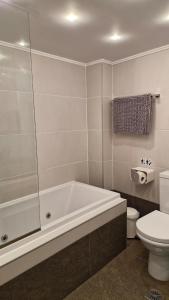 Et badeværelse på Lenico Beachfront Suites + 44 billeder