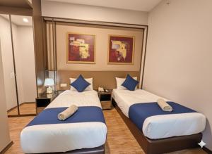 En eller flere senge i et værelse på Modern Seaview 2BR Duplex High Floor Heart of George Town 73A