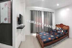 una camera da letto con un letto e una TV a schermo piatto di Baguio transient house kalachuchi unit a Baguio Altre 3 foto