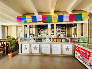 een restaurant met een bar met een regenboog bij Prem Durbar Hotel in Changunarayan