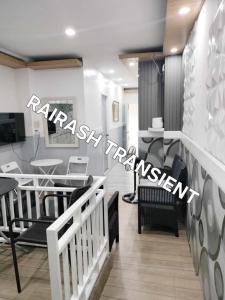 una sala da pranzo con un tavolo e sedie in una stanza di Baguio transient house kalachuchi unit a Baguio