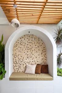 un mur en pierre avec un banc dans une pièce dans l'établissement Sosun View Private Villa, à Thoddoo