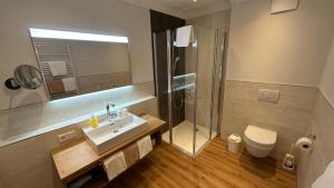 Phòng tắm tại Landhaus Bergkrone +51 ảnh