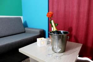 Hotel Folklor في ميتسيرزيك بودلاسكي: طاولة مع كأسين من النبيذ وزجاجة من الشمبانيا في دلو