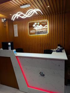 een balie in een kamer met een bord aan de muur bij Hotel Dhanmondi in Dhaka +23 foto's