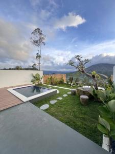 a backyard with a swimming pool and a garden at Pinggan Everest Bali in Gretek