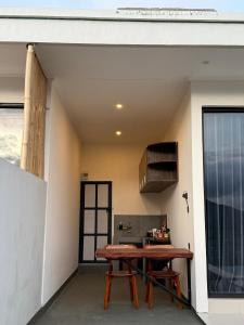 a room with a table and a kitchen at Pinggan Everest Bali in Gretek