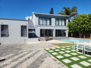 een huis met een zwembad ervoor bij 18onkuruman in Summerstrand